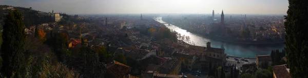 İtalya 'daki Verona şehrinin panoramik manzarası. İyi akşamlar..