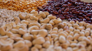 Kuru kırmızı ve beyaz fasulye, sarı bezelye, kaju ve fıstık yakın plan..