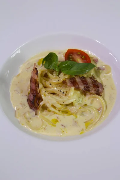 Spaghetti Carbonara Served Cheese Grilled Bacon Cherry Tomato Mint White — 스톡 사진