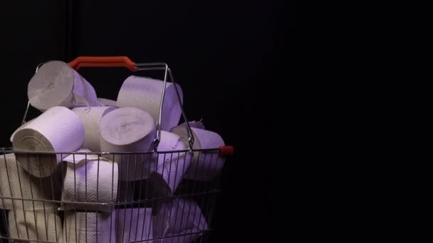 Warenkorb mit Toilettenpapier. — Stockvideo