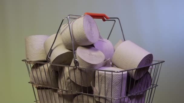 Shopping basket with toilet paper. — Stock Video
