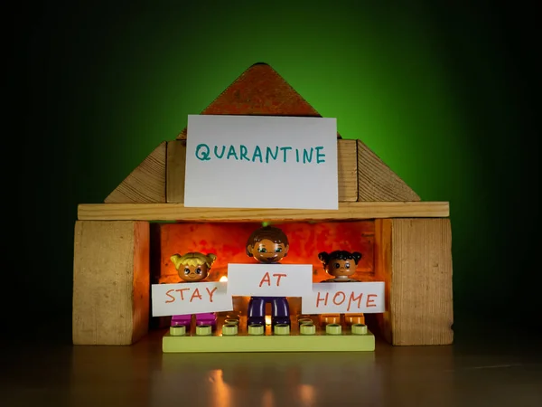 Lego Mężczyźni Trzymający Plakaty Pobyt Domu Zniszczonym Domu Zabawki Covid Obraz Stockowy