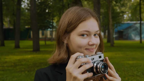 Nahaufnahme Von Teenager Blondes Mädchen Nimmt Vintage Film Fotokamera Und — Stockfoto