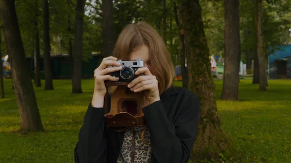 Nastolatka Robiąca Zdjęcia Zabytkowym Aparatem Fotograficznym Tle Zielonego Parku Obrazek Stockowy