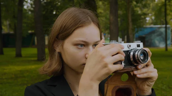 Zbliżenie Nastolatki Blondynki Która Trzyma Zabytkową Kamerę Filmową Ustawia Okienko Obraz Stockowy