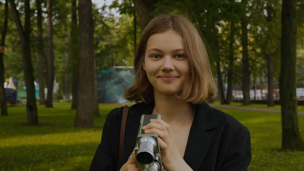 Zbliżenie Nastolatek Blondynka Posiada Vintage Aparat Filmowy Uśmiechanie Tle Zielony Zdjęcie Stockowe