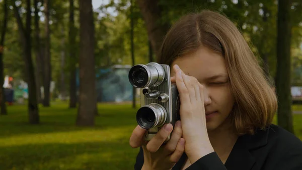 Zbliżenie Nastolatek Blondynka Dziewczyna Strzela Rocznika Aparat Filmowy Tle Zielony Zdjęcie Stockowe