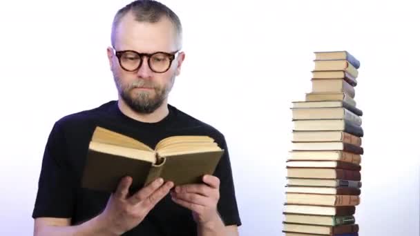 Leer un gran número de libros durante la cuarentena . — Vídeo de stock