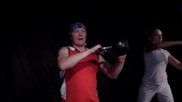 Man en vrouw doen een Kettlebell oefening. — Stockvideo