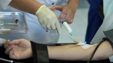 Hasta yapay akciğer havalandırma ünitesine bağlı..