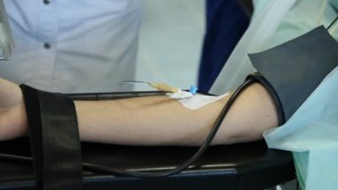 Hasta yapay akciğer havalandırma ünitesine bağlı..