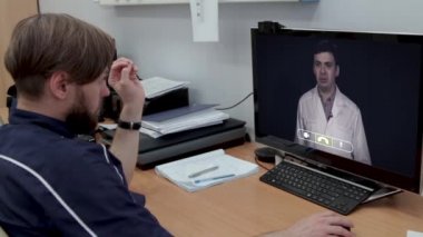 Doktorla meslektaşının video konferansı.