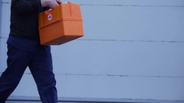 Eldeki ilk yardım çantası Ambulans doktoru..