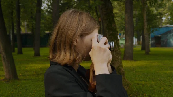 Profil Von Teenage Girl Beim Fotografieren Mit Der Vintage Kamera — Stockfoto