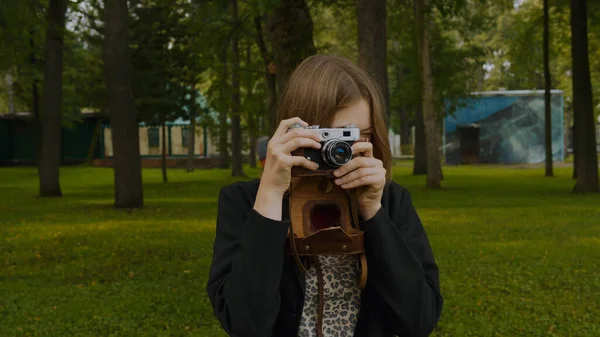 Nastolatka Robiąca Zdjęcia Zabytkowym Aparatem Fotograficznym Tle Zielonego Parku Zdjęcie Stockowe