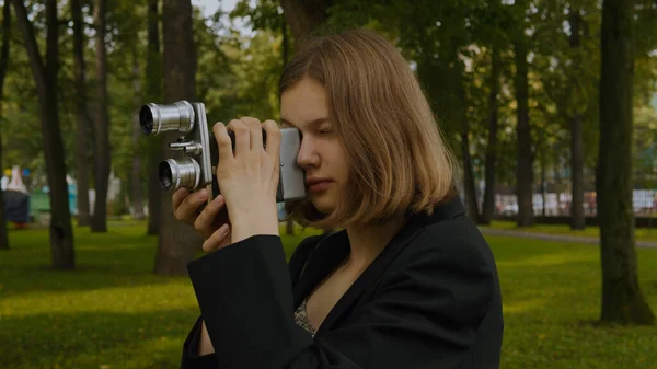 Portret Nastolatki Blondynki Kręci Się Klasycznym Aparatem Filmowym Tle Zielonego Obrazy Stockowe bez tantiem