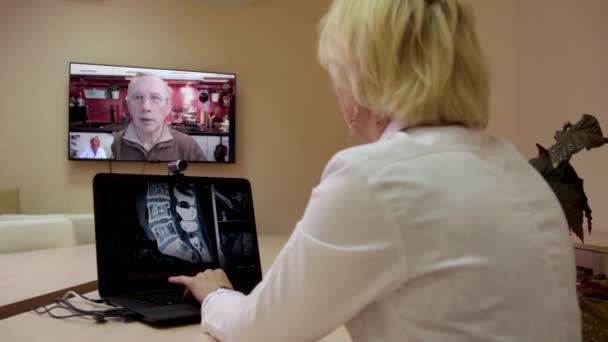 Videoconferentie van een arts met patiënt. — Stockvideo
