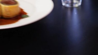 Kızarmış patates ve ıspanaklı Wellington bifteği..
