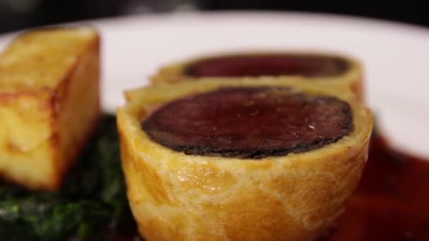 Rindfleisch Wellington mit Spinat und Bratkartoffeln. — Stockvideo