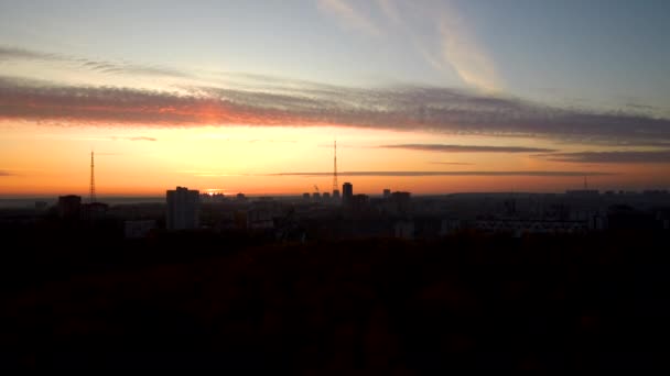 Vacker soluppgång över staden. TV-tornet. — Stockvideo