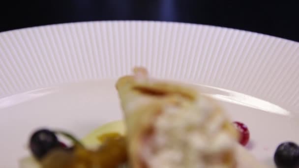 Waffle zwinięte kremem twarogiem i świeżymi jagodami. — Wideo stockowe