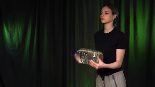 Jeune fille effectue Bicep curls.Home séance d'entraînement pendant la quarantaine . — Video