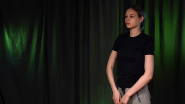 Mladá dívka provádí vzpřímený vesl.Home Cvičení během karantény. — Stock video