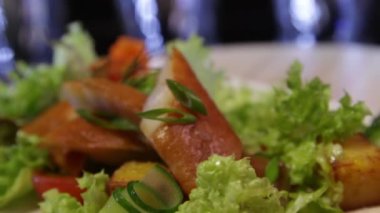 Tütsülenmiş balık tabağı. Yakın çekim. Mızrak tüneği..