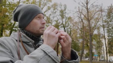 Eski fotoğraf makinesi olan orta yaşlı bir adamın profili..