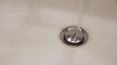 Su, lavabodaki kanalizasyona akar..