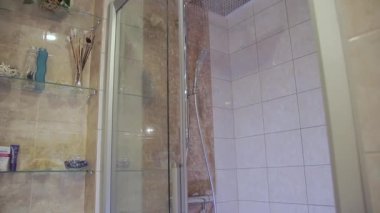 Duşlu banyo. Büyük kare duş başlığı.