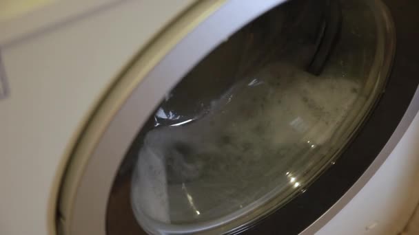 De werking van de wasmachine.Waterbesparend concept. — Stockvideo