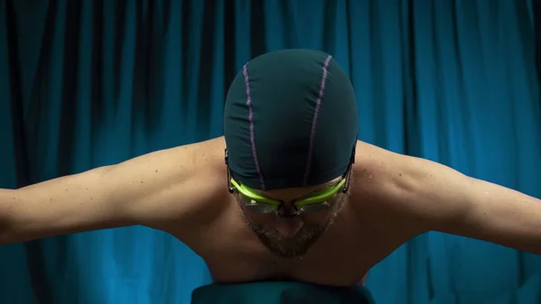 Man Czapce Okularach Pływania Próbuje Pływać Domu Będąc Kwarantannie Stop Obraz Stockowy