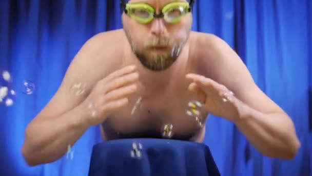 Mann Mit Badekappe Und Brille Versucht Hause Schwimmen Und Befindet — Stockvideo