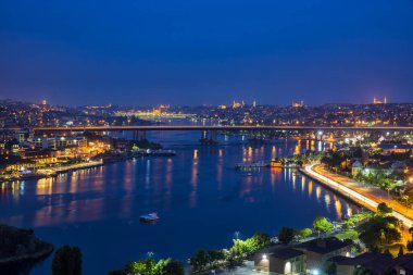 İstanbul kentinin gece aydınlanmasının manzarası, Türkiye