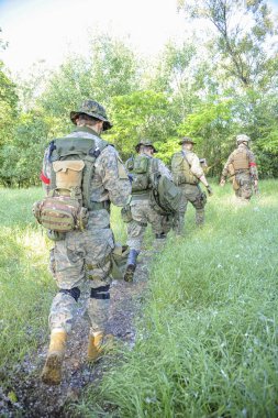 Savaş meydanında silahını doğrultmuş bir asker.
