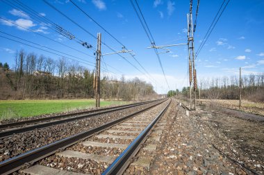 Mavi gökyüzü arkaplanındaki demiryolu görünümü