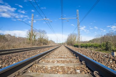 Mavi gökyüzü arkaplanındaki demiryolunun kapatılması
