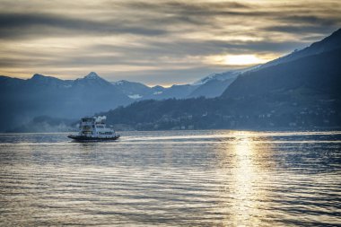 Günbatımında yüzen tekne manzarası 