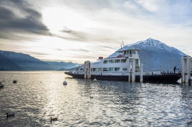 Günbatımında yüzen tekne manzarası 