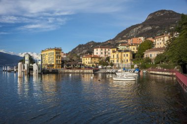 Gündüz vakti deniz manzaralı sahil şeridi