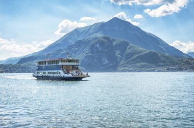Denizde yüzen turistik tekne manzarası 