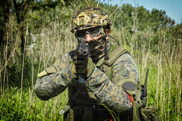 彼の銃を狙う戦場の兵士 — ストック写真