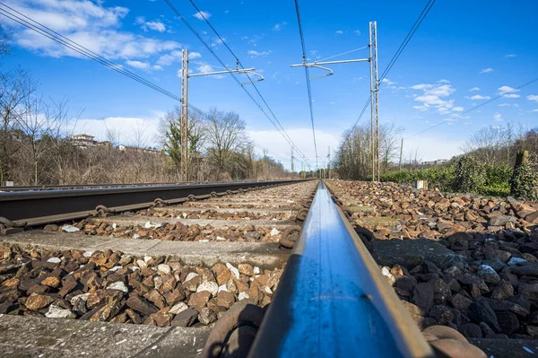 Menutup Jalur Kereta Api Dengan Latar Langit Biru — Stok Foto