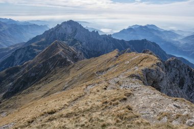 Gündüz vakti dağlı doğal manzara