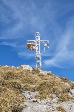 Mavi gökyüzü arkaplanındaki çapraz görünüm 