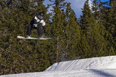 Kış mevsiminde snowboard 'a binen insan manzarası