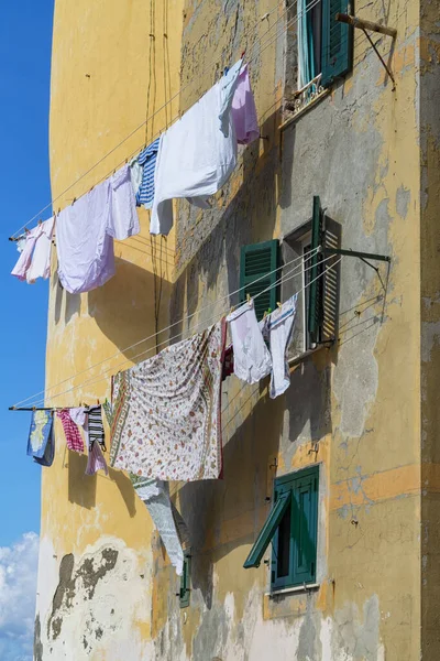 Vista Ropa Secándose Aire Libre Durante Día —  Fotos de Stock