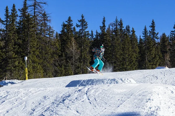 Blick Auf Den Mann Der Winter Auf Dem Snowboard Fährt — Stockfoto