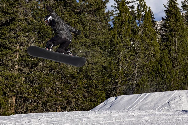 Widok Człowieka Jazda Snowboardzie Sezonie Zimowym — Zdjęcie stockowe